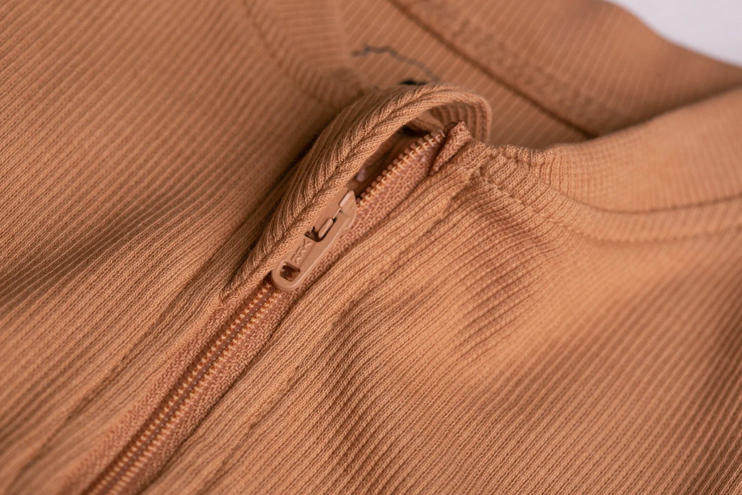 Caramel ribbed organic cotton ZippyBoo suit - Image 5